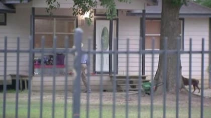 La policía de Cleveland, Texas, aún está buscando al sospechoso, descrito como un hombre mexicano que portaba un rifle