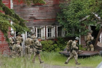 La policía de EE.UU. montó un amplio operativo de seguridad para dar caza a los prófugos