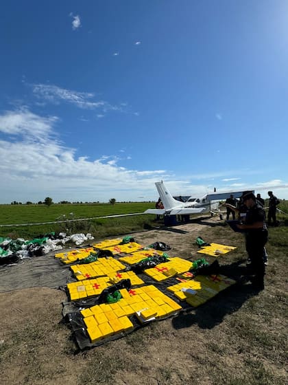La policía de Entre Ríos, junto a la droga secuestrada de la avioneta que debió hacer un aterrizaje forzoso en las islas de Ibicuy