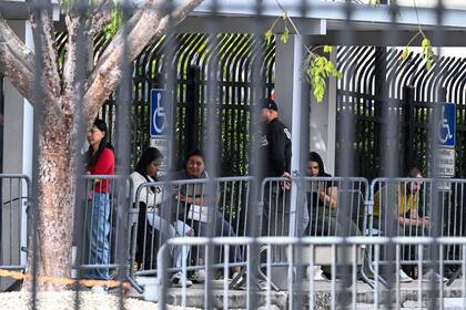 La policía de Florida colabora con los agentes del ICE para detener migrantes ilegales en el estado