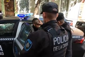 La policía de la Ciudad detiene a los delincuentes.
