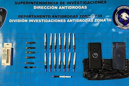 La policía de la Ciudad detuvo a dos hombres con 17 jeringas y tres cartuchos para vapeador conteniendo “THC sintético”, una sustancia cuyo componente psicoactivo es tres veces más potente que el de la marihuana