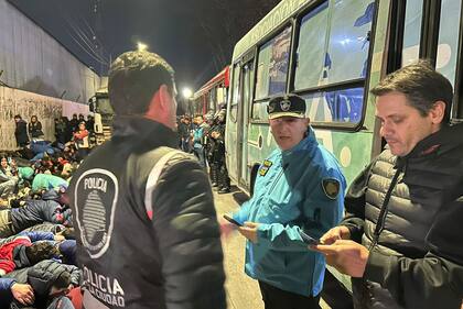 La Policía de la Ciudad requisó micros y a más de 300 hinchas de la Universidad de Chile tras los incidentes en Avellaneda