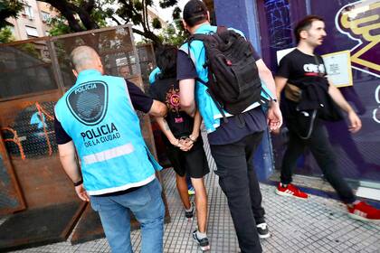 La Policía de la Ciudad se lleva detenido a un joven, ayer, durante la marcha frente al Congreso