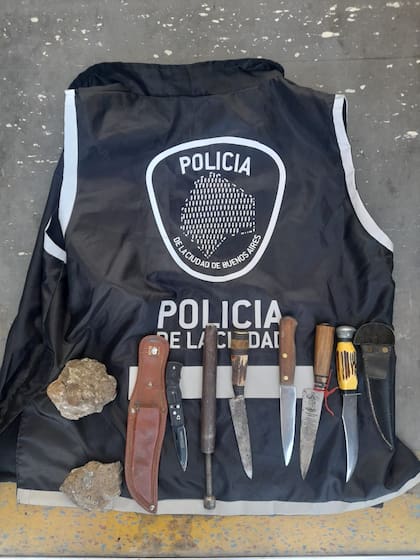 La Policía de la Ciudad secuestró en un amplio operativo palos, piedras, cuchillos y otras armas blancas