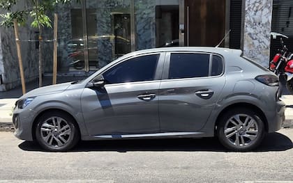 La Policía de la Ciudad secuestró un automóvil Peugeot 208 gris vinculado con el cobro de la estafa