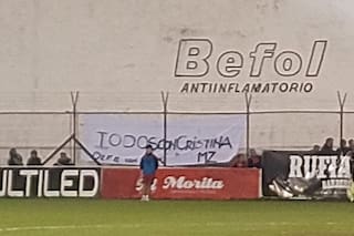 La Policía de la Ciudad secuestró una bandera en apoyo de Cristina Kirchner en la cancha de Defensores de Belgrano