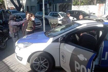 La policía de La Plata demoró a la mujer por intentar agredir a un policía