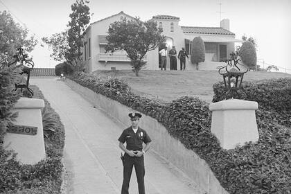 La policía de Los Ángeles custodia el ingreso a la casa luego del hallazgo del matrimonio asesinado