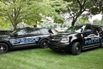 La policía de Midland, en Michigan, escoltaron a la mujer fuera del local de comestibles