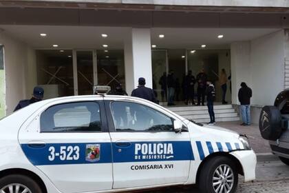 La Policía de Misiones y los peritos, frente a la Torre Aymará