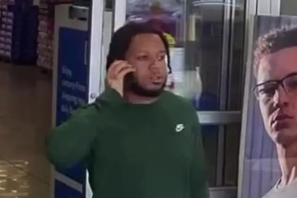 La policía de Newnan publicó este video que muestra a un hombre robando en una tienda Walmart usando un truco de TikTok (Imagen Fox 5 Atlanta)