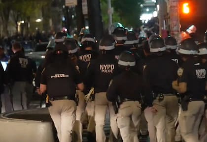 La policía de Nueva York desalojó durante la noche los acampes en la universidad de Columbia