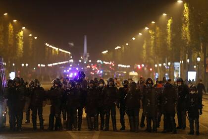 La policía de París controló los disturbios en Champs Elysées tras la caída de PSG, el 23 de agosto pasado
