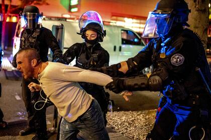 La policía de Portland retiene a un hombre que estaba con la víctima de un tiroteo fatal mientras reacciona minutos después del incidente