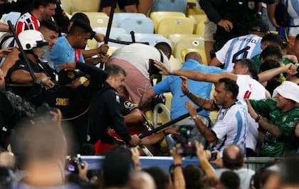 La policía de Río de Janeiro apuntó a la organización del partido por mezclar a los hinchas argentinos y brasileños