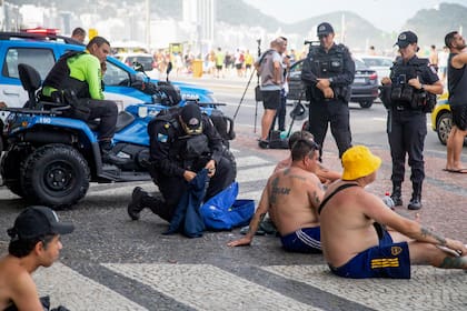 La policía de Río de Janeiro deteniendo a hinchas de Boca Juniors en la previa de la final de la Copa Libertadores de 2023