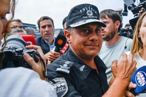 Empujaron y escupieron en la cara al jefe de la policía provincial en Rosario