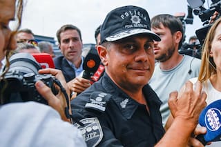 Empujaron y escupieron en la cara al jefe de la policía provincial en Rosario