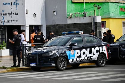 La policía de Santa Fe continúa con el reclamo por las mejoras salariales, hay sirenazo y quema de neumáticos. Policías trabajando en las calles de Rosario