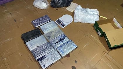 La policía de Santa Fe secuestró 10 kg de cocaína en un departamento abandonado por la banda de René Ungaro, en el sur de Rosario.