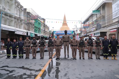 La Policía de Tailandia presentó a AI Police Cyborg 1.0, un robot diseñado para reforzar la seguridad pública: tiene acceso a las cámaras de seguridad, controla drones e incorpora reconocimiento facial de los transeúntes