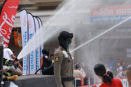 La Policía de Tailandia presentó a AI Police Cyborg 1.0, un robot diseñado para reforzar la seguridad pública: tiene acceso a las cámaras de seguridad, controla drones e incorpora reconocimiento facial de los transeúntes