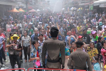 La Policía de Tailandia presentó a AI Police Cyborg 1.0, un robot diseñado para reforzar la seguridad pública: tiene acceso a las cámaras de seguridad, controla drones e incorpora reconocimiento facial de los transeúntes