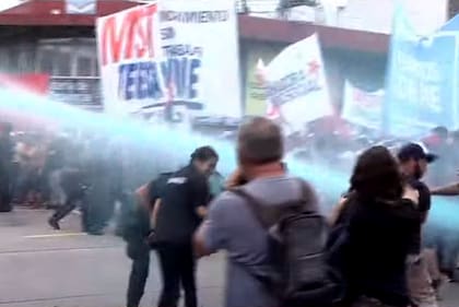 La policía desaloja a los manifestantes