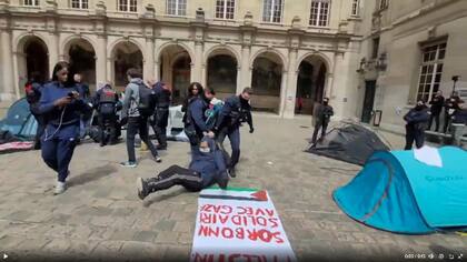 La policía desaloja a los campamentos del patio de La Sorbona