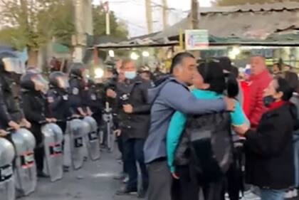 La policía desaloja a trabajadores de la Feria de Las Flores en Moreno