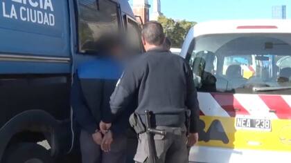 La Policía desalojó 32 puestos ilegales en Retiro y detuvo a dos personas
