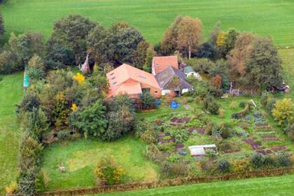La policía descubrió un sótano secreto en la granja