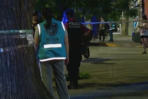 La policía despejó la puerta del domicilio donde murió la mujer (Foto: captura TN)