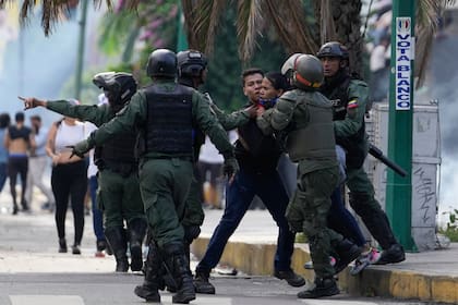 La policía detiene a manifestantes que protestan en Caracas contra el fraude electoral de 2024 (Archivo)