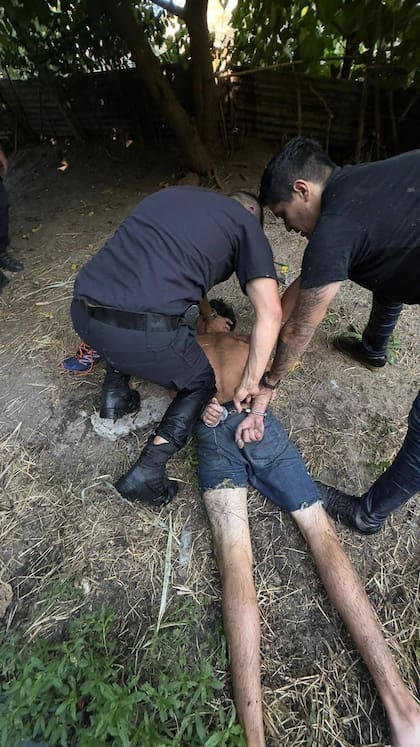 La Policía detiene a “Pipo” en un arroyo de La Plata tras intentar escapar durante un operativo por un robo armado a un kiosco