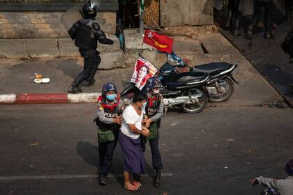 La policía detiene a un manifestante