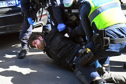 La policía detiene a un manifestante antibloqueo en el mercado Queen Victoria de Melbourne Australia, el 13 de septiembre de 2020.