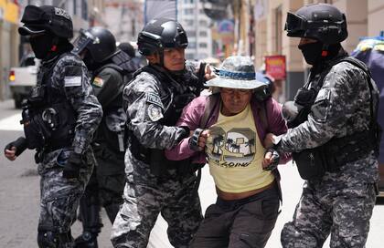 La policía detiene a un seguidor del expresidente boliviano Evo Morales en una protesta contra el gobierno en La Paz, Bolivia, el martes 14 de enero de 2025. (AP Foto/Juan Karita)