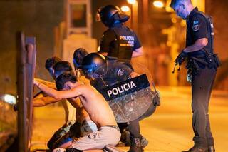 Investigan a un líder ultraderechista por la "cacería de migrantes" y arrestan a un hombre por el ataque que provocó el caos