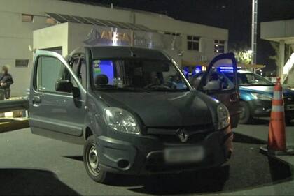 El utilitario que contenía los atados de cigarrillo de contrabando