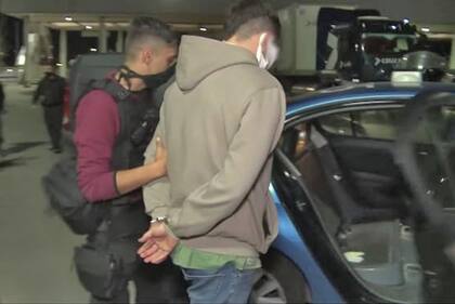 El hombre de 25 años fue detenido y acusado de contrabando y poner en riesgo la salud pública