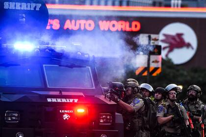 La policía dispara balas de goma y gases lacrimógenos hacia los manifestantes durante una protesta por la muerte de George Floyd el 31 de mayo de 2020 en Minneapolis, Minnesota