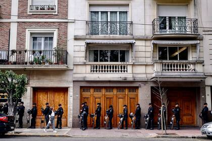 La policía durante la manifestación por el vallado fuera del domicilio de Cristina Fernández de Kirchner.