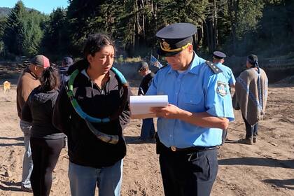 La Policía en el campamento de la comunidad mapuche Paicil Antriao sobre la ruta 40