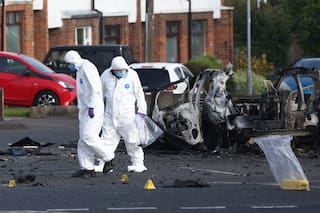 La policía en Irlanda del Norte declara una alerta de seguridad tras reportes de un coche bomba