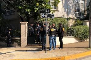 La policía en la casa de las víctimas