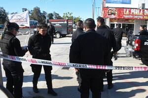 La policía, en la escena del ataque de la combi que llevaba a los cadetes del Liceo MIlitar, en Colastiné Norte, un barrio costero del este de la ciudad de Santa Fe