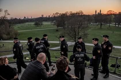 La Policía en un destacamento de seguridad antes de un discurso de la canciller alemana Angela Merkel en un parque en Munich, el 18 de marzo de 2020
