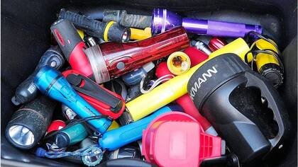 La policía encontró las linternas que el ermitaño estuvo usando a lo largo de los años en su confinamiento solitario.